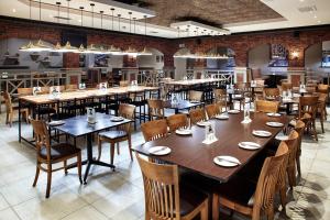 una sala da pranzo con tavoli e sedie in un ristorante di Garden Court Milpark a Johannesburg