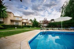 Bazén v ubytování Megusta Apartments selianitika nebo v jeho okolí