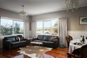 Area soggiorno di Noah's Stanley Luxury Bed and Breakfast