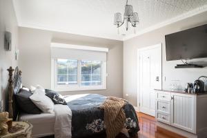 TV o dispositivi per l'intrattenimento presso Noah's Stanley Luxury Bed and Breakfast