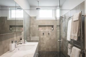 un bagno con doccia e lavandino di Noah's Stanley Luxury Bed and Breakfast a Stanley