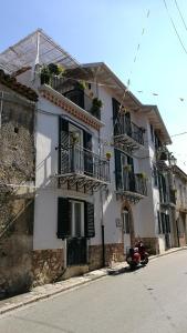 uma scooter estacionada em frente a um edifício branco em La Via del Carretto B&B em Capri Leone