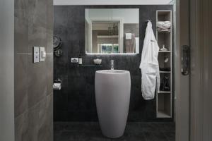 un bagno con un lavandino bianco e uno specchio di Noah's Stanley Luxury Bed and Breakfast a Stanley
