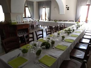 una fila de mesas en una habitación con zonas verdes en Il Casale Del Mirto, en Vico Equense