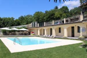 Bazén v ubytování Oleandro 2 apartment in Villa Cerutti nebo v jeho okolí