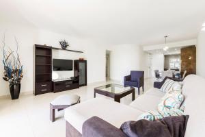 a living room with a couch and a tv at Victory Village 2A in Quinta do Lago