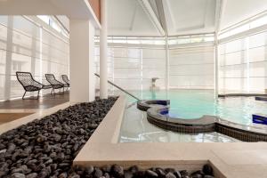 una piscina con un mucchio di rocce in un edificio di Hotel Baia Flaminia a Pesaro