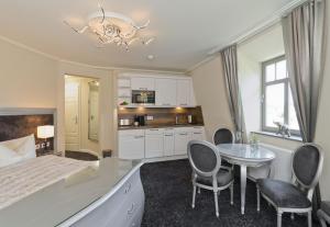 a bedroom with a bed and a table and chairs at Cityappartement am Belvedere in Weimar