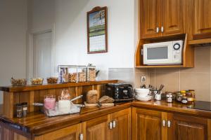 Cucina o angolo cottura di Noah's Stanley Luxury Bed and Breakfast