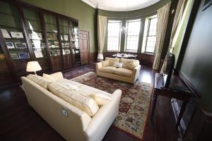 sala de estar con sofá y 2 sillas en Cupar Burgh Chambers en Cupar
