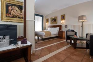 a hotel room with a bed and a living room at Hotel Des Artistes in Rome