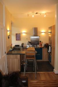 una cocina con estufa y encimera en Reay Street Apartment, en Inverness 11 fotos más