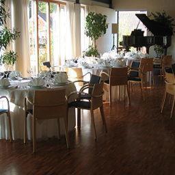 jadalnia z białymi stołami i krzesłami w obiekcie Hotel Oberschwaebischer Hof w mieście Schwendi
