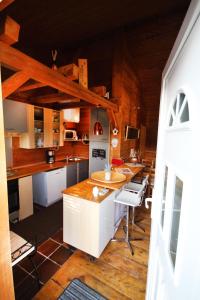 パッサウにあるFerienwohnung Passauの白いキャビネットと木製の天井が備わるキッチン