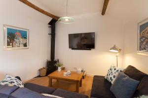 uma sala de estar com um sofá e uma mesa em Vale View Barn em Grantham