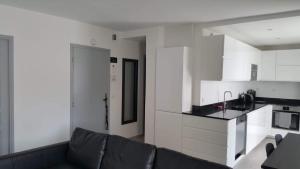 Η κουζίνα ή μικρή κουζίνα στο Anatole - T3 - Moderne - Climatisé - 1er étage - Très grande terrasse 35 M2 - Vue magnifique et dégagée +6 φωτογραφίες