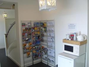 einen Kühlschrank in der Küche in der Unterkunft Badhotel Zeecroft in Wijk aan Zee + 10 Fotos