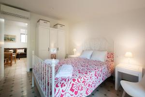 ビラサル・ダ・マルにあるApartament Can Mateu-Gran Terrazaのベッドルーム1室(赤と白のベッドカバー付)