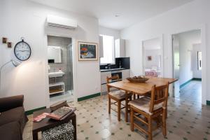 Η κουζίνα ή μικρή κουζίνα στο Apartament Can Mateu-Gran Terraza +16 φωτογραφίες