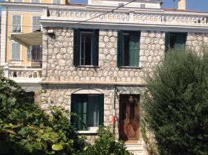 een oud stenen gebouw met een deur en ramen bij Appartement Tout Confort avec Terrasse in Nice