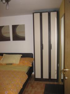 sypialnia z 2 łóżkami i przesuwnymi szklanymi drzwiami w obiekcie Split Central Guesthouse w Splicie