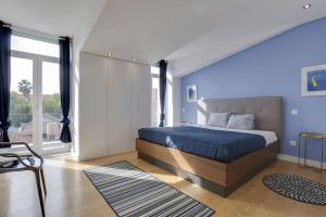 Posteľ alebo postele v izbe v ubytovaní Central Lisbon penthouse with rooftop & 360º view
