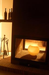 サン・グレゴリにあるMas Fontの内側に花瓶を入れた暖炉