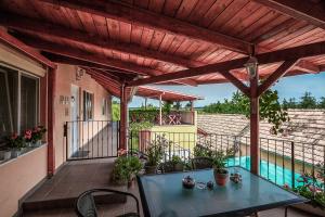 Balkon lub taras w obiekcie Aranypatkó Fogadó-Étterem