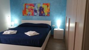 - une chambre avec un lit et 2 serviettes dans l'établissement Piazza Repubblica appartament, à Alcamo