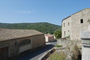 an alleyway between two buildings with a mountain in the background at C&O Appartements in Comigne