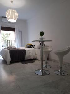 マドリードにあるMadrid Cortesのベッドルーム1室(ベッド1台、テーブル、椅子付)