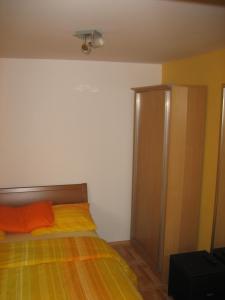 ein Schlafzimmer mit einem Bett und einem Schrank in der Unterkunft Split Central Guesthouse in Split