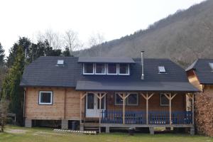 une cabane en rondins avec un toit noir dans l'établissement Dirbach Plage Parc, à Dirbach