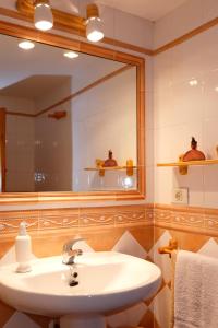 Ett badrum på Casa Rural Mas de Sant Pau - Turistrat.