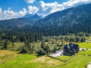 una vista aérea de una casa en las montañas en Hotel Eco Tatry Holiday& Spa, en Kościelisko