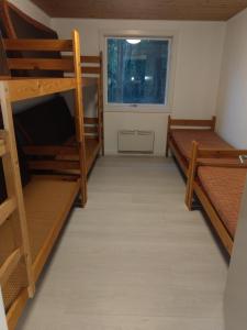 HøjbyにあるCabin for 16 people - Ejnersboの二段ベッド2台と窓が備わる客室です。