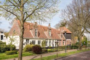 una gran casa blanca con techo rojo en De Slotruine, en Egmond aan den Hoef