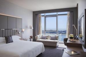 Postel nebo postele na pokoji v ubytování Pearl Rotana Capital Centre