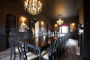 A restaurant or other place to eat at The Kings Arms 