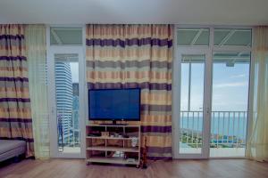TV a/nebo společenská místnost v ubytování Apartment At The Seaside