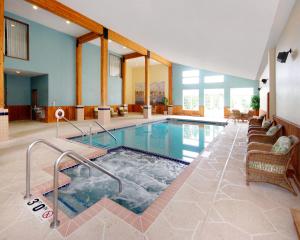 una gran piscina cubierta en una habitación de hotel en Wyndham Garden Madison Fitchburg en Madison