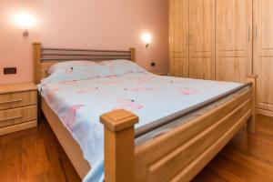 una camera da letto con un grande letto con lenzuola rosa di Apartment Keti a Novalja (Novaglia)