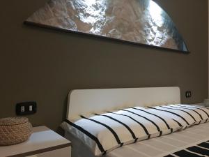 - une chambre avec un lit et un miroir mural dans l'établissement La Casa Nel barocco, à Naro