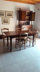 - une table et des chaises en bois dans la cuisine dans l'établissement casa in campagna _LORI, à Volta Mantovana