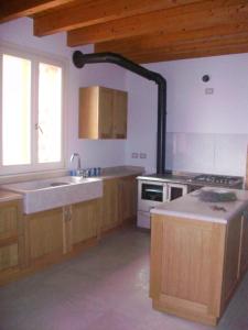 A kitchen or kitchenette at casa in campagna _LORI