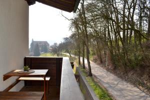 einen Balkon mit einem Tisch und Blick auf eine Straße in der Unterkunft Gästehaus Pfisterer in Bad Schallerbach