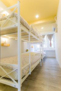 花蓮市的住宿－花蓮鳥窩青年旅舍，一间卧室配有两张双层床。