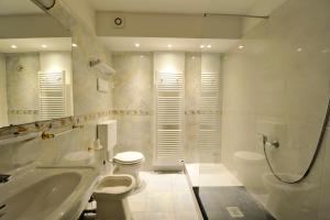 Koupelna v ubytování Maxxim Hotel & Loft + 37 fotografií