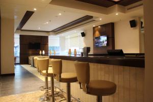 Fortune Park Pushpanjali, Durgapur - Member ITC Hotels' Group的电视和/或娱乐中心