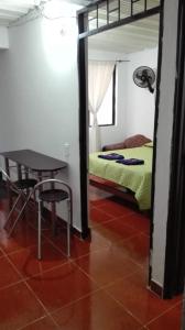 a bedroom with a bunk bed and a table and chair at Aparta estudio en Ibagué in Ibagué